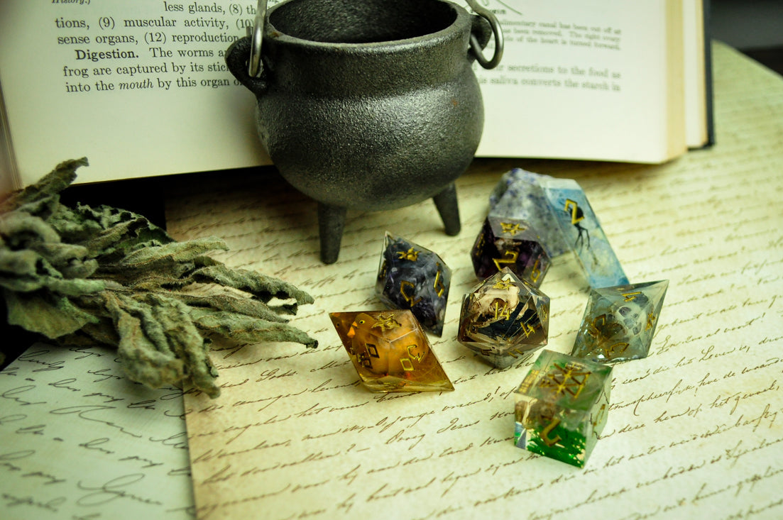 Find Familiar (V2) 7pc Dice Set