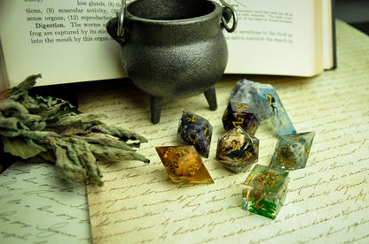 Find Familiar (V2) 7pc Dice Set